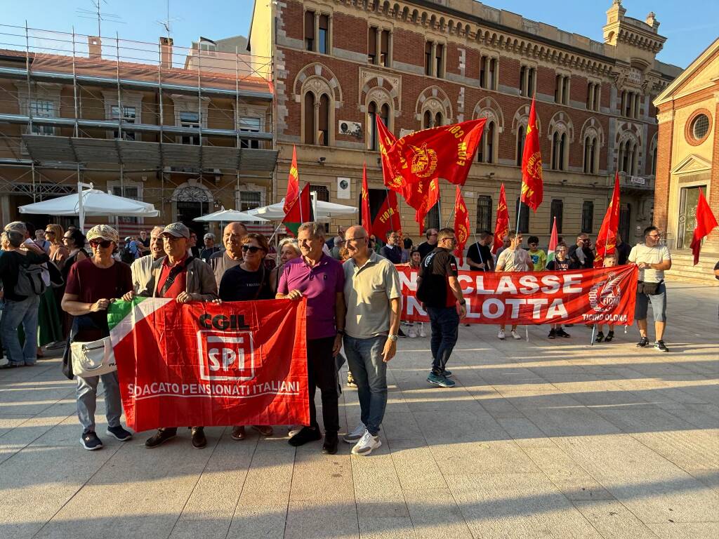 In 200 in piazza San Magno a Legnano per il presidio per Gaza di Cgil