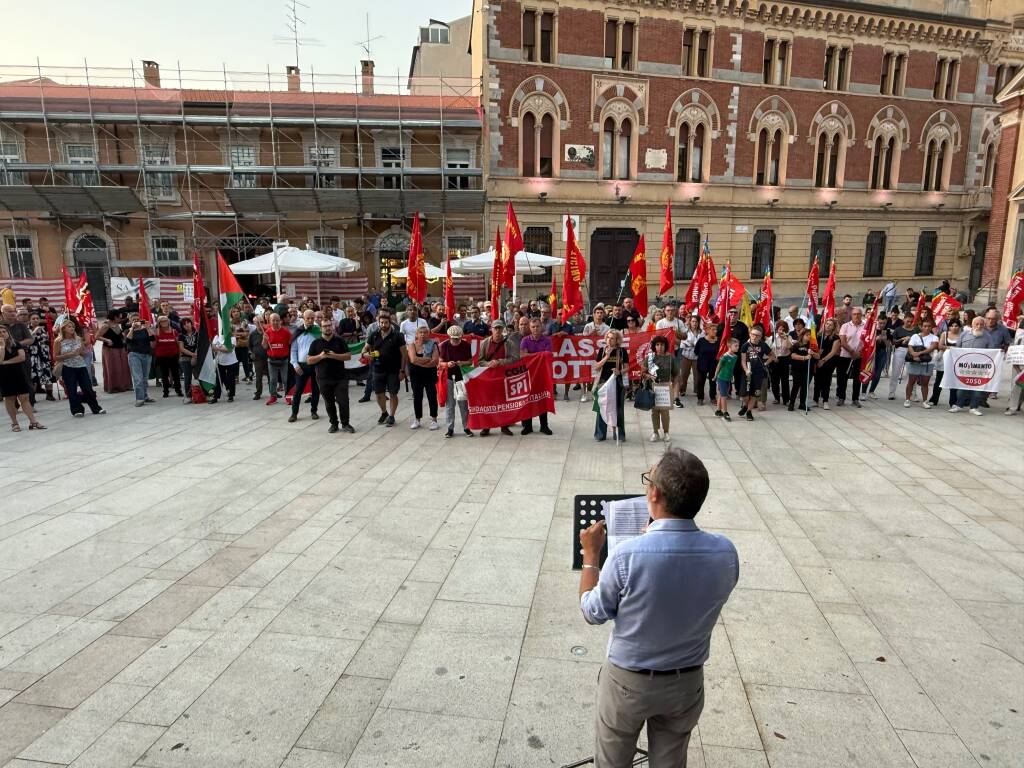 In 200 in piazza San Magno a Legnano per il presidio per Gaza di Cgil 
