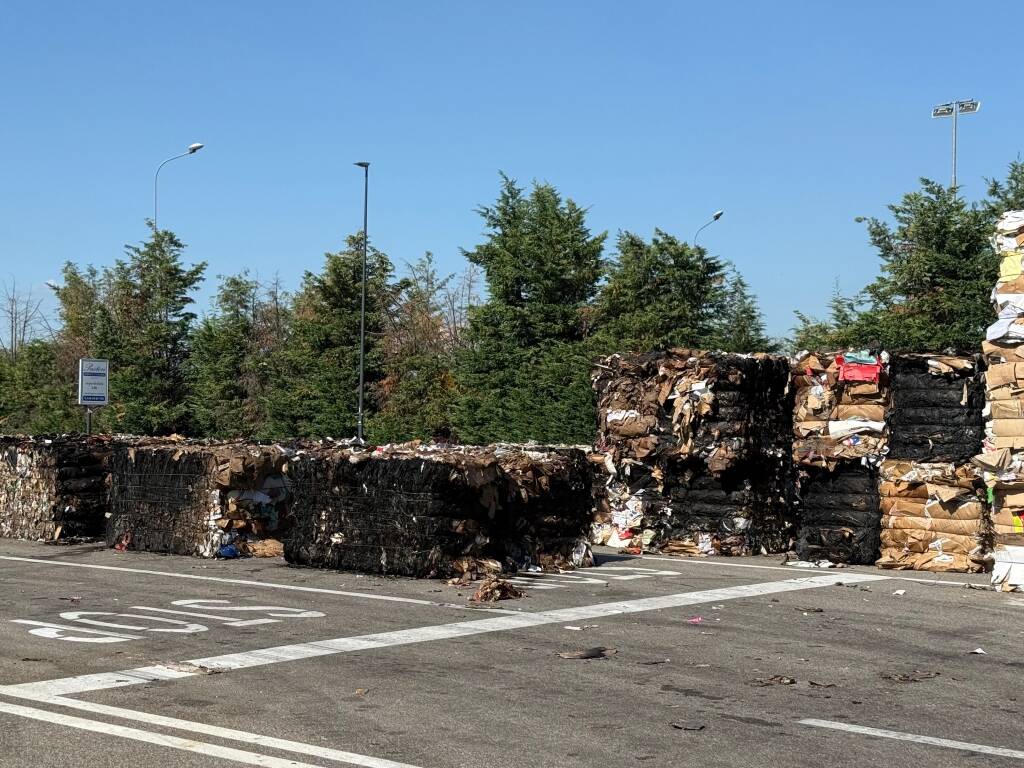 Incendio alla cartiera in via Fratelli Cervi a Legnano 