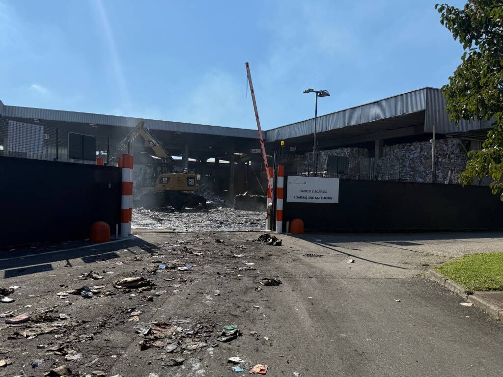 Incendio alla cartiera in via Fratelli Cervi a Legnano 