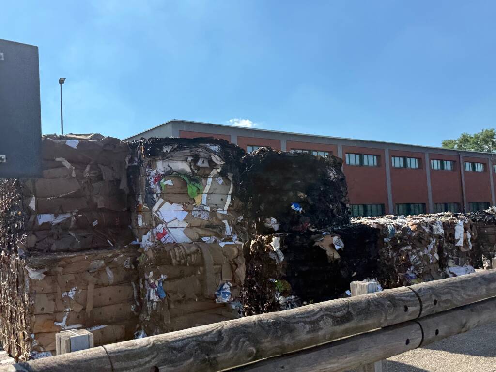 Incendio alla cartiera in via Fratelli Cervi a Legnano 