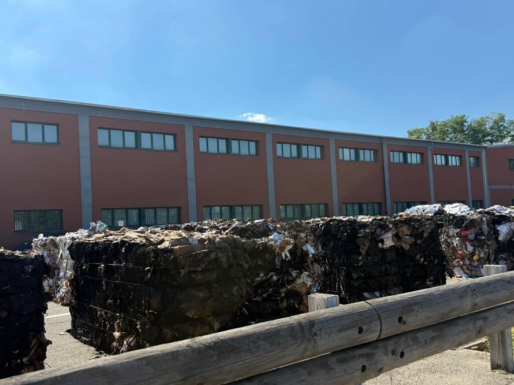 Incendio alla cartiera in via Fratelli Cervi a Legnano 