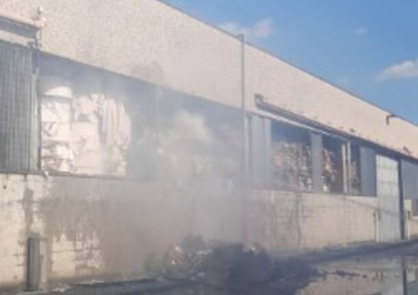 Incendio nella cartiera di Legnano in via Fratelli Cervi