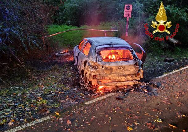 Auto in fiamme a Cantello