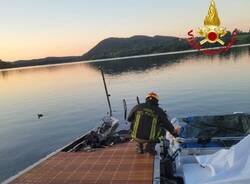 Incendio pontile a Monate