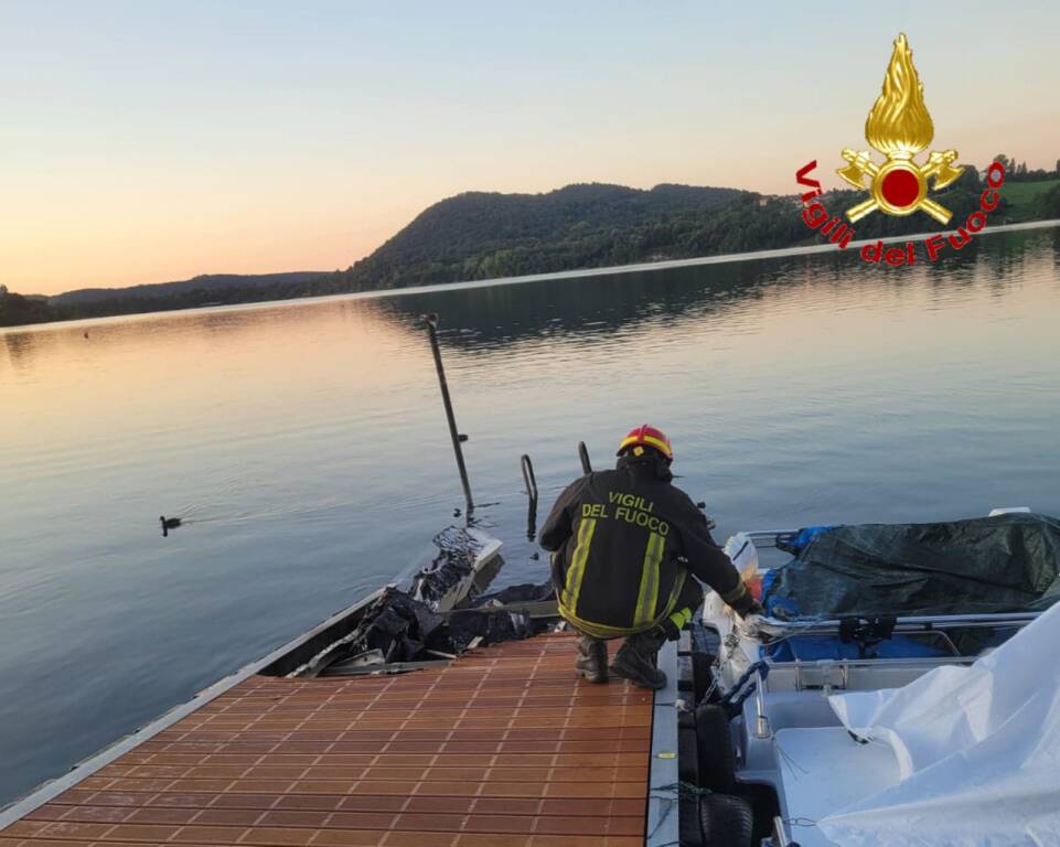 Incendio pontile a Monate