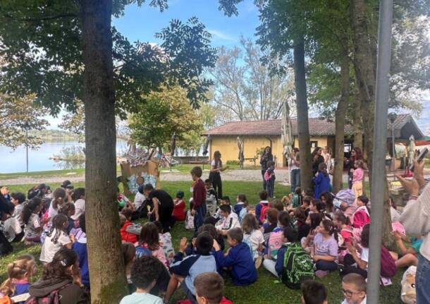 Quattro scuole insieme in riva al lago a Cazzago Brabbia