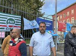 La protesta dei vigili del fuoco davanti alla prefettura di Varese