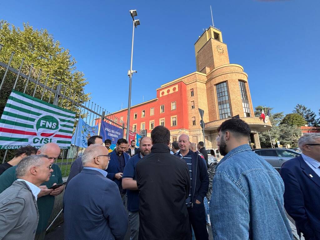 La protesta dei vigili del fuoco davanti alla prefettura di Varese