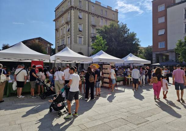 Legnano libreria a cielo aperto per un giorno: pienone in centro per la terza edizione di “Piazza di libri”