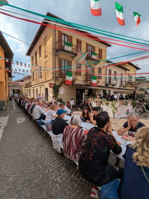 Pienone in centro a Taino al Pranzo della domenica