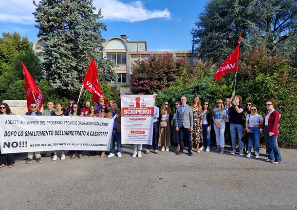 Precari del PNRR in presidio davanti al Tribunale di Busto