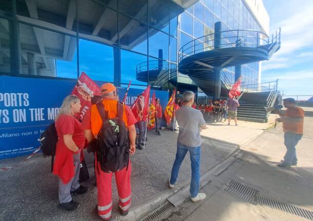 Manifestazione degli addetti alle pulizie allo scalo di Malpensa