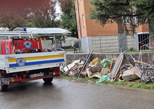 Protezione Civile di Cerro Maggiore a Meda per liberare strade ed edifici invasi dal fango