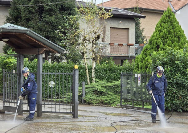 Protezione Civile di Cerro Maggiore a Meda per liberare strade ed edifici invasi dal fango