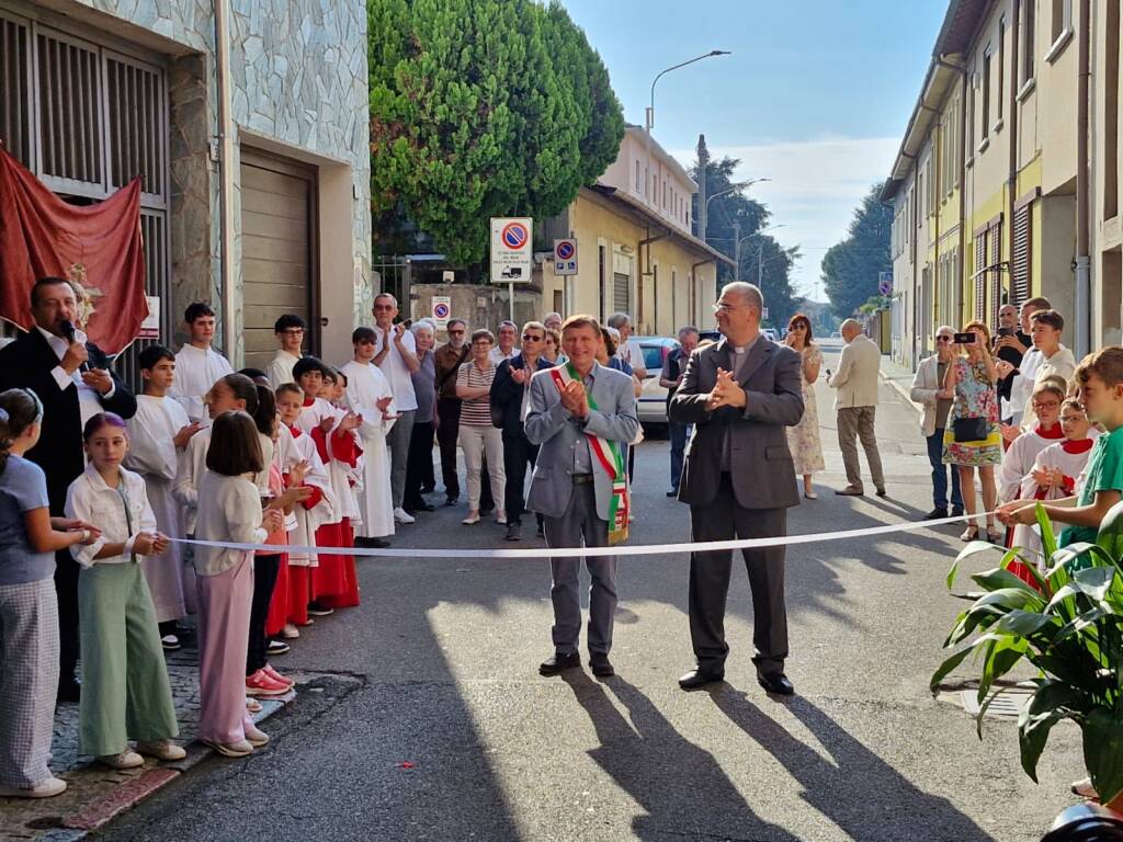 Rescaldina dà il benvenuto al nuovo parroco don Achille Fumagalli