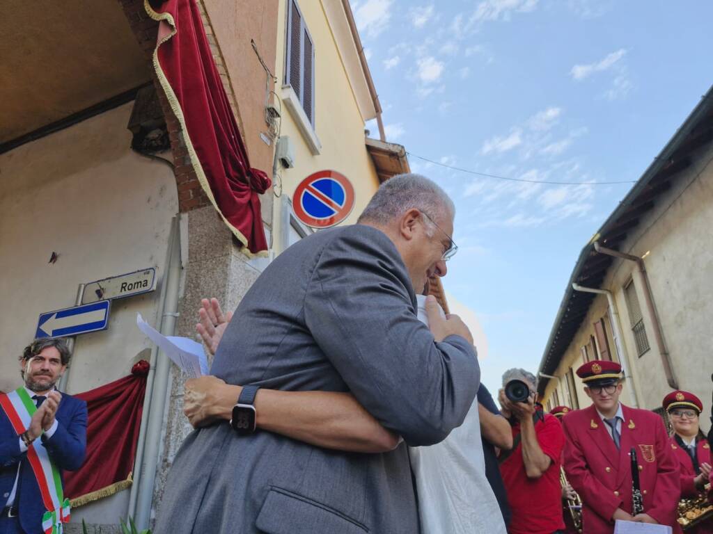Rescaldina dà il benvenuto al nuovo parroco don Achille Fumagalli