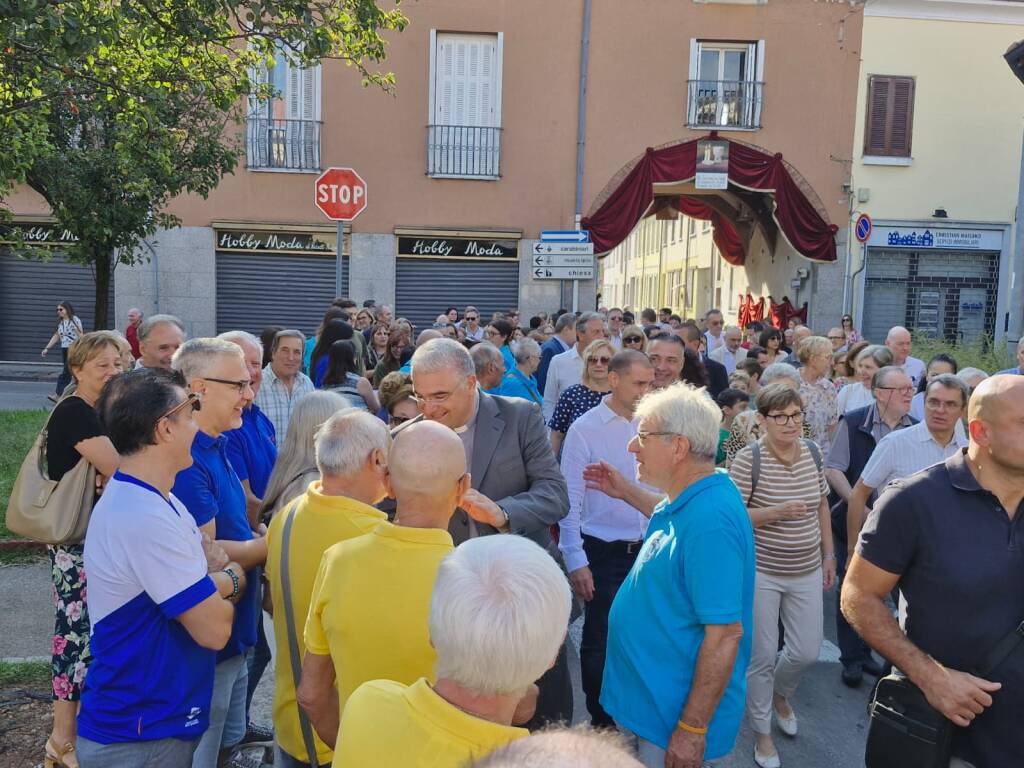 Rescaldina dà il benvenuto al nuovo parroco don Achille Fumagalli