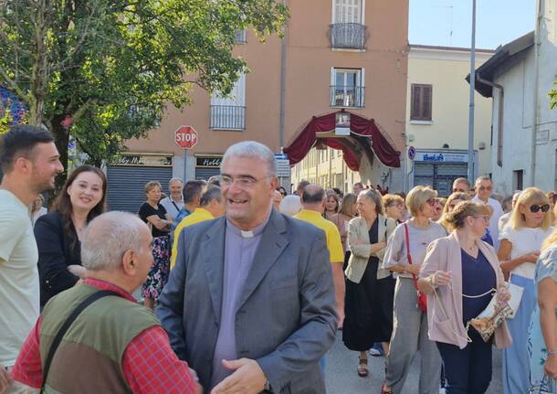 Rescaldina dà il benvenuto al nuovo parroco don Achille Fumagalli