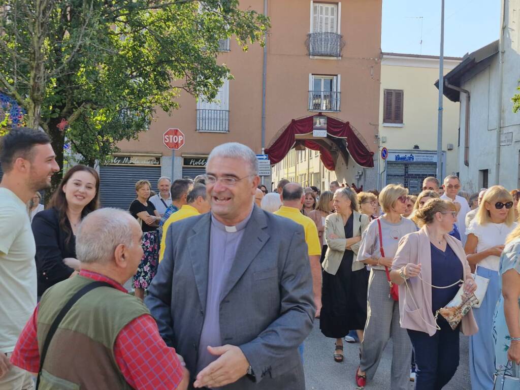 Rescaldina dà il benvenuto al nuovo parroco don Achille Fumagalli
