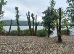 spiaggia lago comabbio