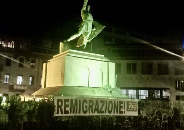 Striscione davanti al Monumento al Guerriero di Legnano: "Remigrazione"