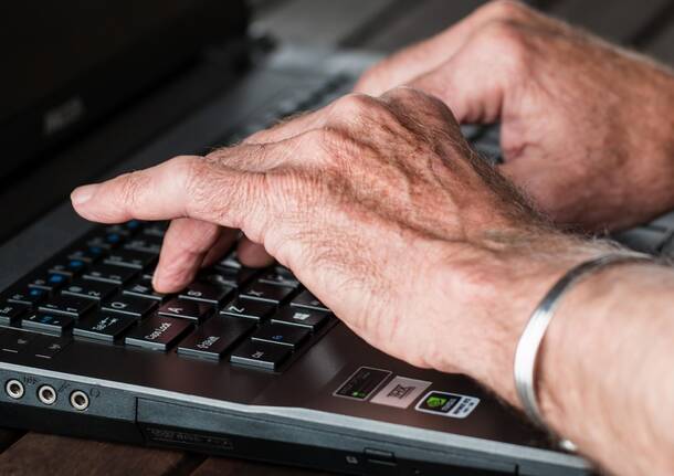 Anziani al computer