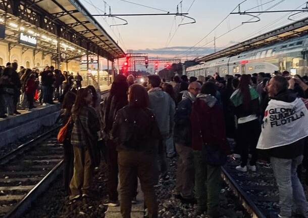 Busto Arsizio - Manifestanti occupano la stazione per Gaza