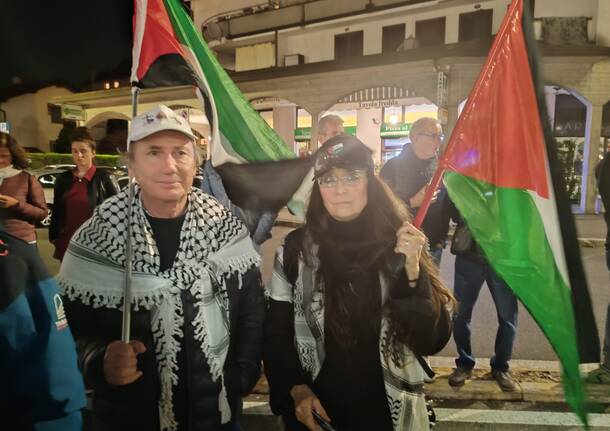 Flashmob per Gaza davanti all’ospedale di Busto Arsizio