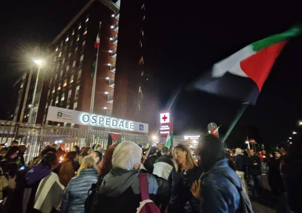 Flashmob per Gaza davanti all’ospedale di Busto Arsizio