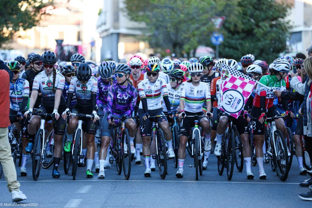 Tre Valli Women\'s Race 2025, la partenza da Busto Arsizio