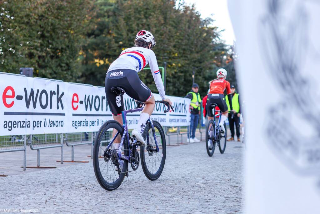Tre Valli Women\'s Race 2025, la partenza da Busto Arsizio