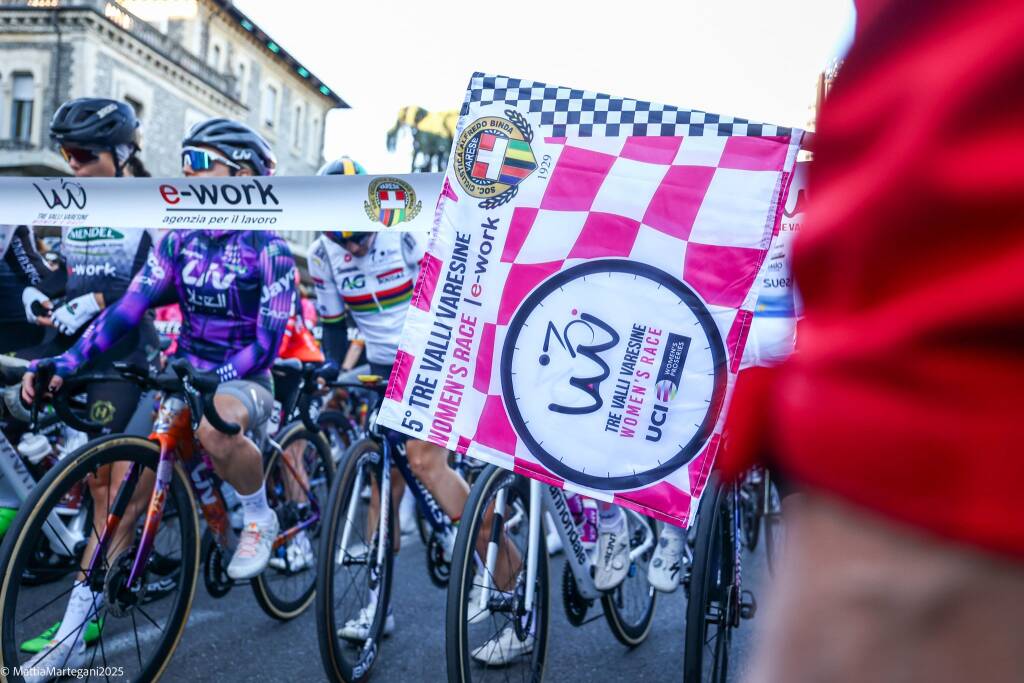 Tre Valli Women\'s Race 2025, la partenza da Busto Arsizio