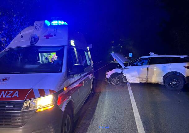 Incidente stradale tra due auto al confine tra Gemonio e Cocquio Trevisago
