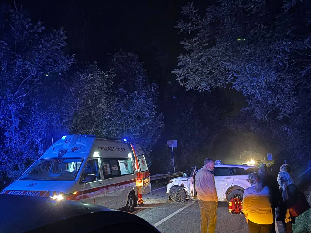 Incidente stradale tra due auto al confine tra Gemonio e Cocquio Trevisago