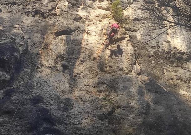Smantellate le “vie“ di arrampicata illegali sulle rocce della Valganna