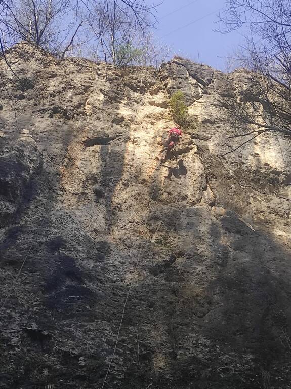 Smantellate le “vie“ di arrampicata illegali sulle rocce della Valganna