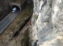 Smantellate le “vie“ di arrampicata illegali sulle rocce della Valganna