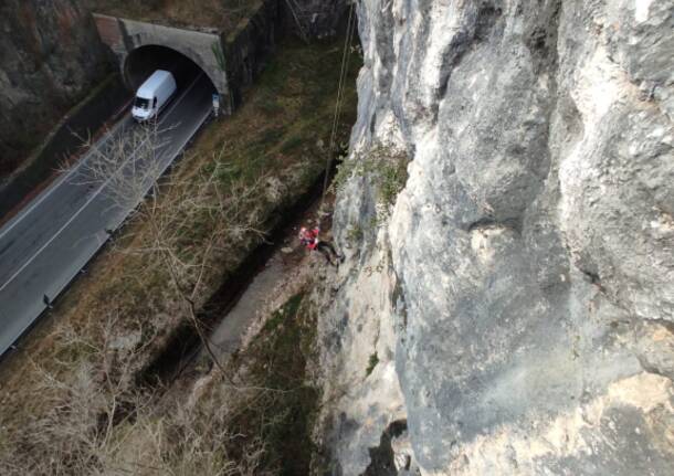 Smantellate 14 vie di arrampicata abusive alla Cascata Pissavacca di Induno Olona
