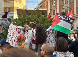 Cartelli e colori a Varese per Gaza