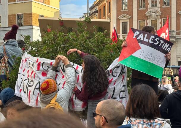Cartelli e colori a Varese per Gaza