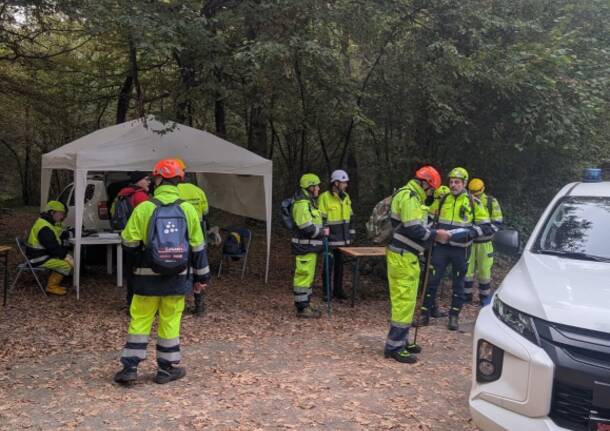 Protezione civile in azione nei boschi di Castelseprio per un’esercitazione