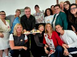 Festa a sorpresa per i 70 anni di don Walter Zatta alla scuola dell'infanzia SS. Martiri di Legnano