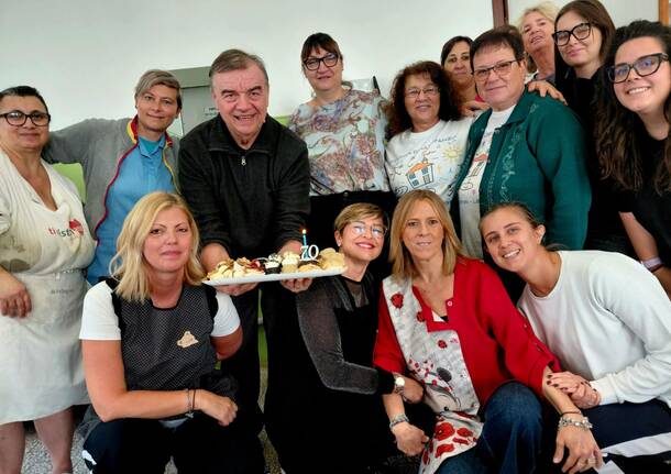 Festa a sorpresa per i 70 anni di don Walter Zatta alla scuola dell'infanzia SS. Martiri di Legnano