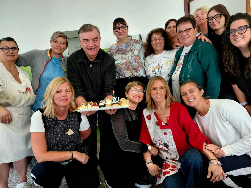Festa a sorpresa per i 70 anni di don Walter Zatta alla scuola dell'infanzia SS. Martiri di Legnano