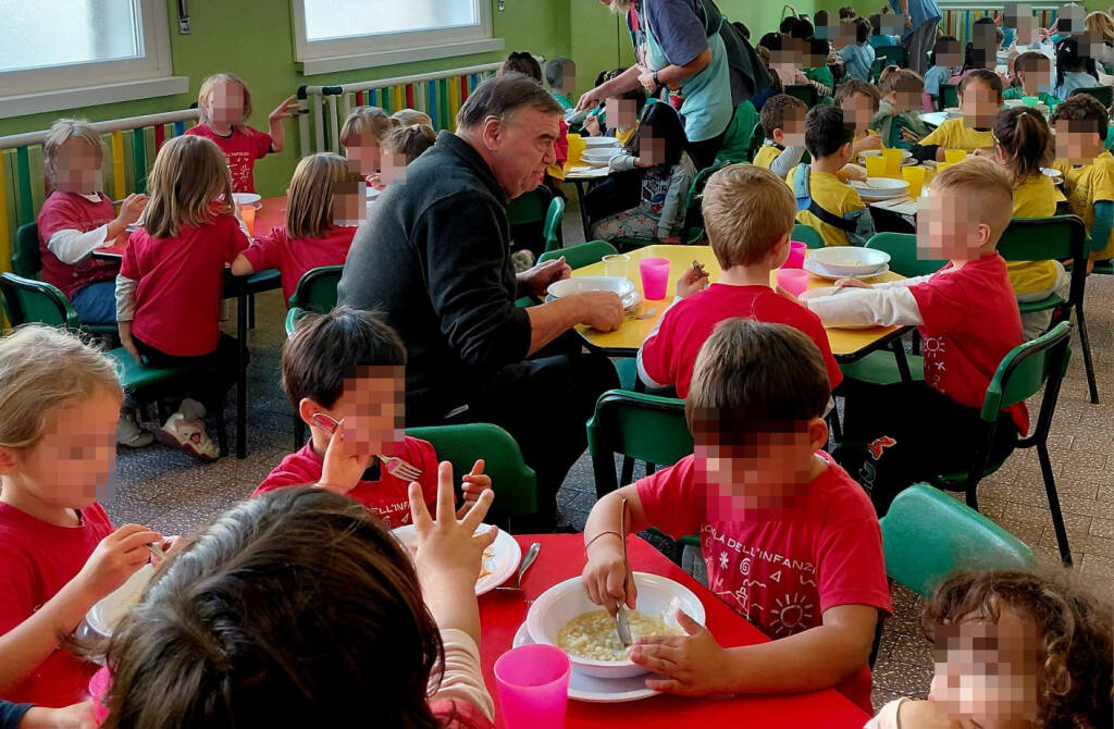 Festa a sorpresa per i 70 anni di don Walter Zatta alla scuola dell'infanzia SS. Martiri di Legnano