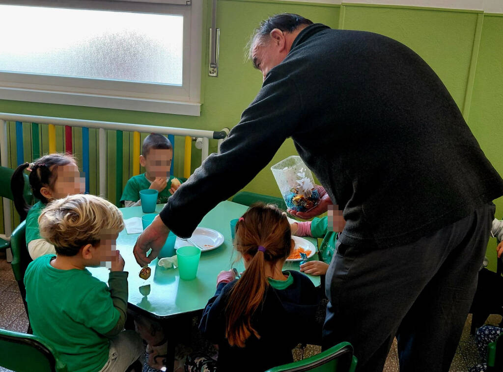 Festa a sorpresa per i 70 anni di don Walter Zatta alla scuola dell'infanzia SS. Martiri di Legnano