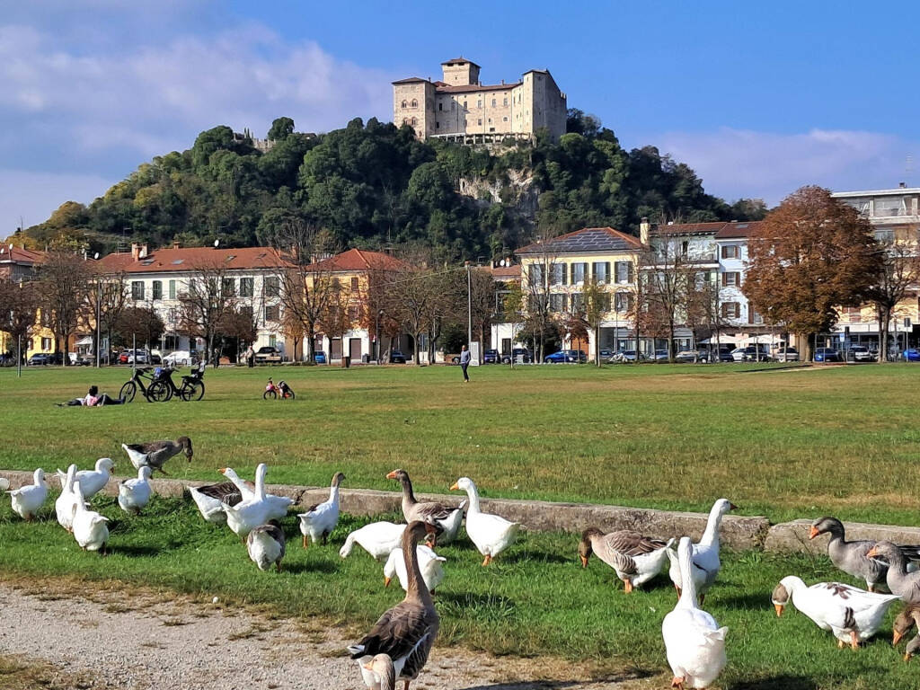 foto del giorno 21 ottobre 2025 lungolago di angera | foto di Giuli Asc