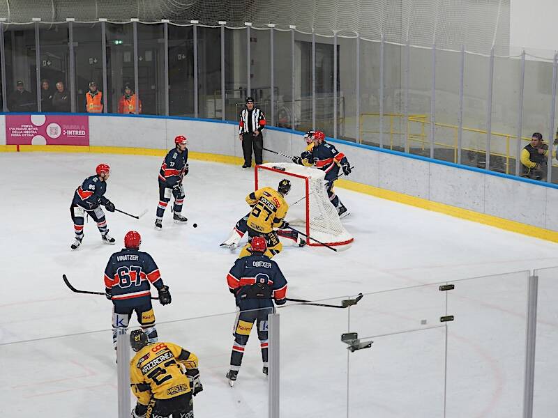 Hockey su ghiaccio:  Varese-Bressanone, foto di Roberto Gernetti