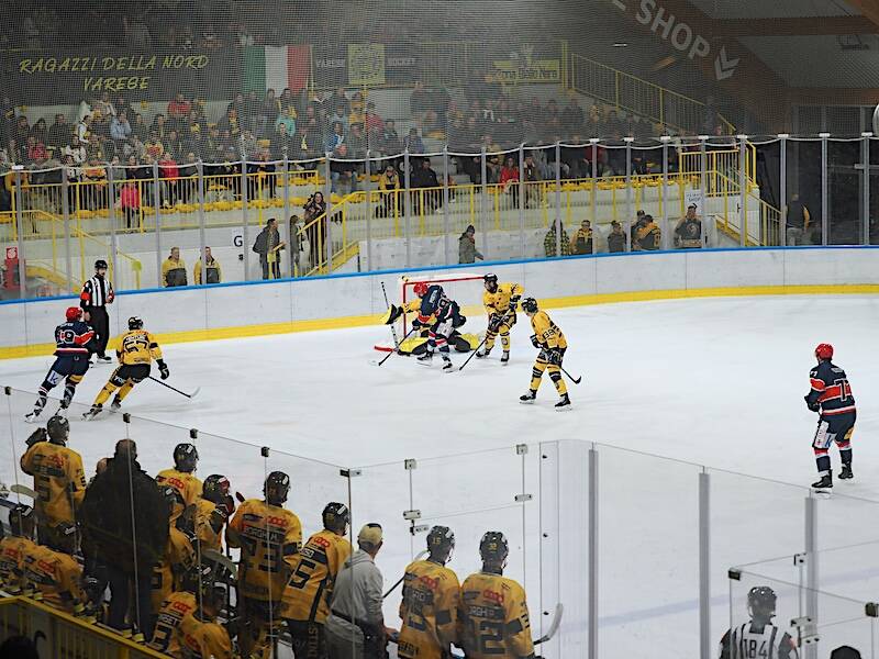 Hockey su ghiaccio:  Varese-Bressanone, foto di Roberto Gernetti